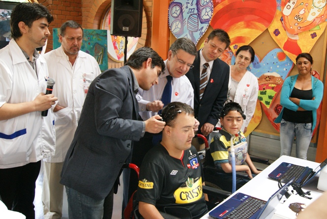Ministro Lavín junto a Director del Senadis y de Teletón presencian demostración del Lifeware.