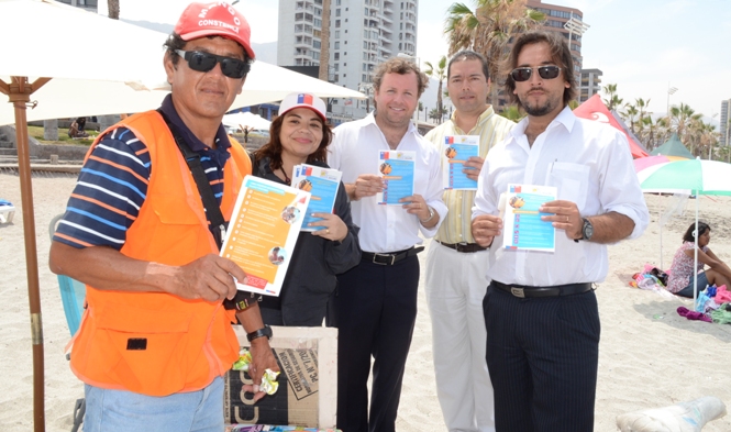 Autoridades regionales muestran el folleto de la campaña Verano Seguro