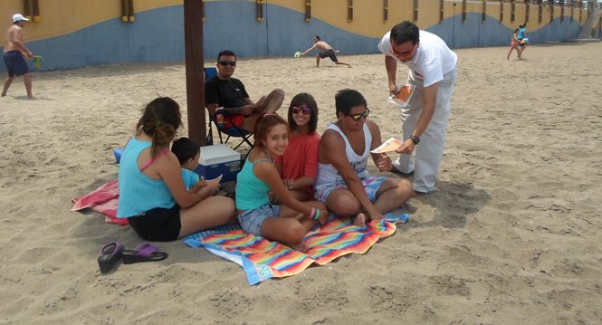 Director Regional de Senadis entrega información a veraneantes de la playa El Laucho