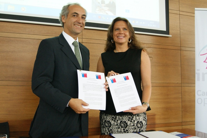 La Directora Nacional del Senadis, María Ximena Rivas, junto al Director Nacional de Inapi, Maximiliano Santa Cruz.