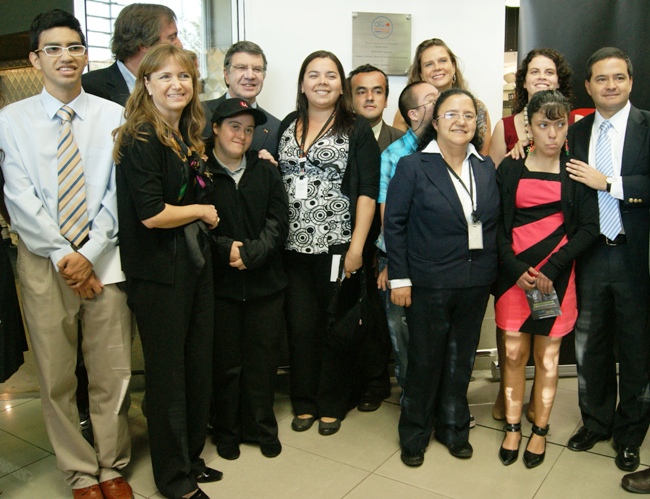 Autoridades junto a trabajadores con discapacidad de Unimarc.