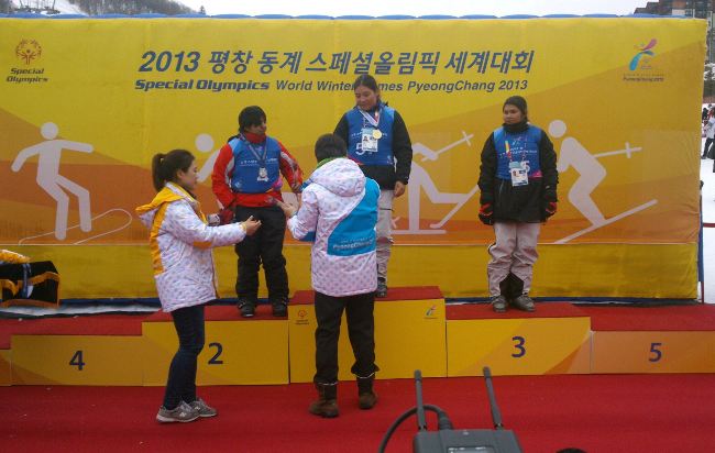 María Riquelme y Ximena Espinoza recibiendo sus medallas en Corea. 