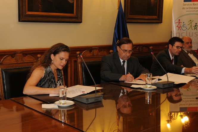 Directora Nacional del Senadis junto al Presidente de la Corte Suprema durante la firma del convenio. 