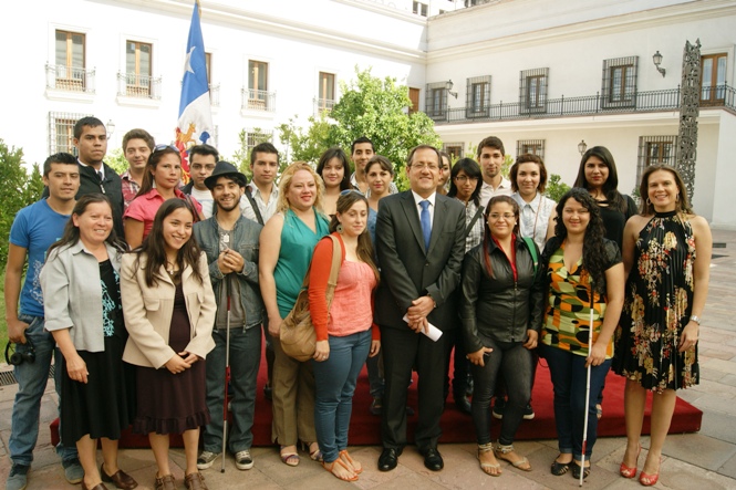 El ministro de Educación Harald Beyer y la Directora Nacional del Senadis, María Ximena Rivas,  junto a estudiantes que postularan a las becas 2013.