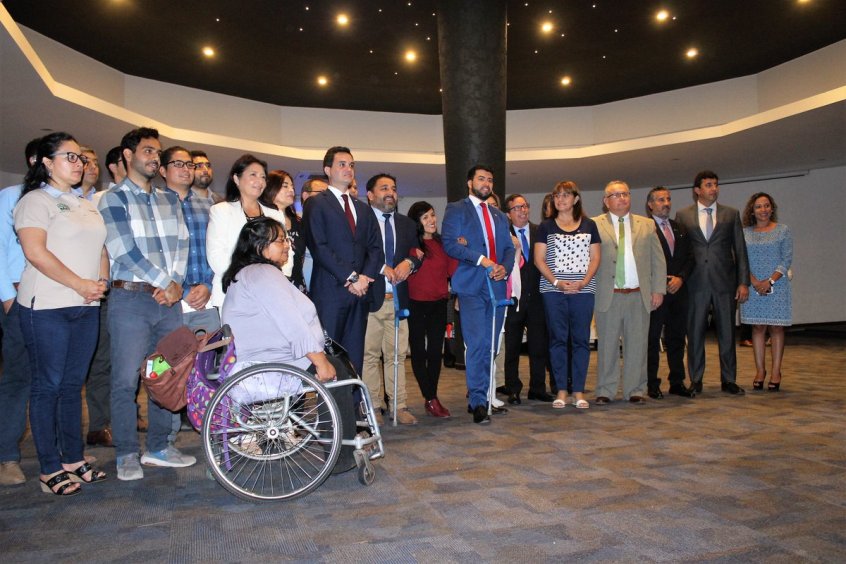 Autoridades junto representantes de organizaciones sociales ligadas al ámbito de la discapacidad.