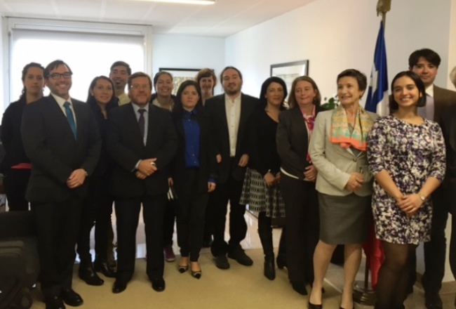 Autoridades de la delegación chilena junto a representantes de la Sociedad Civil