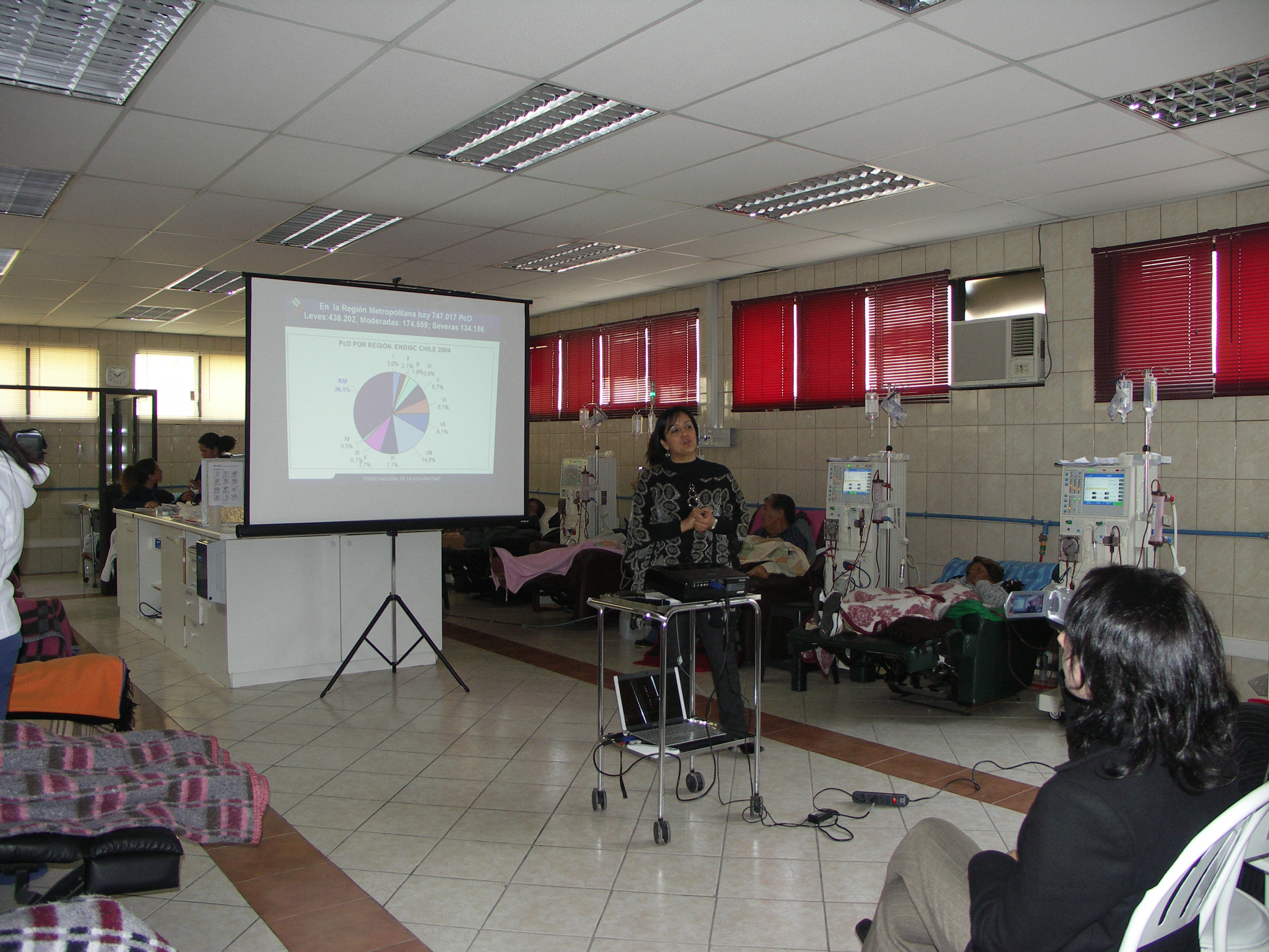 En la fotografía aparece la Coordinadora Regional de Fonadis, Paula Aravena, realizando la charla 