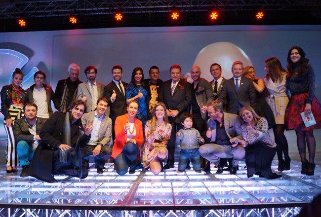 Don Francisco y rostros de televisión junto a Matías, el niño símbolo. 