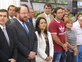 En la fotografía aparecen Paula Aravena, Cordinadora Regional de Fonadis, al centro, junto al Presi