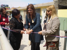 La Coordinadora Regional realiza el corte de cinta por la inauguración del proyecto.