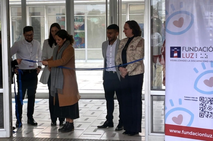 Representantes de Fundación Luz en el tradicional corte de cinta.