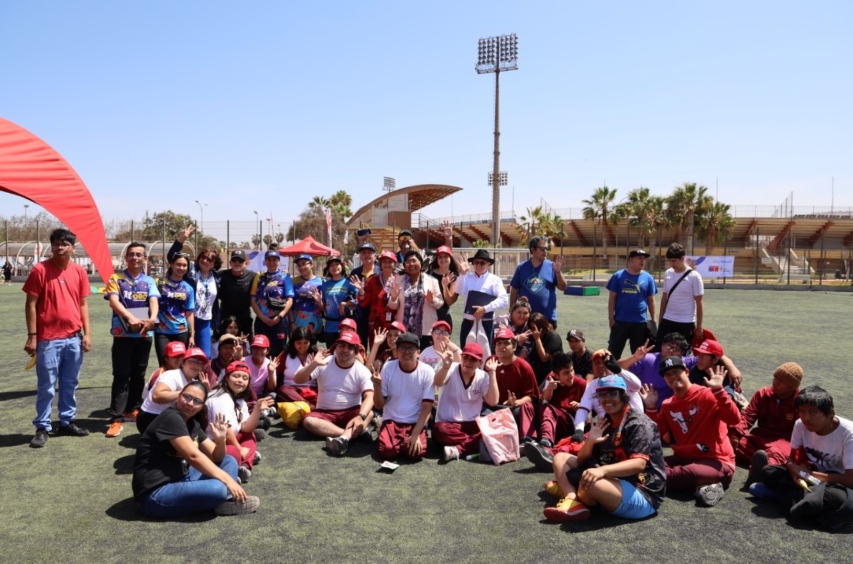 Foto grupal de los participantes en la actividad.