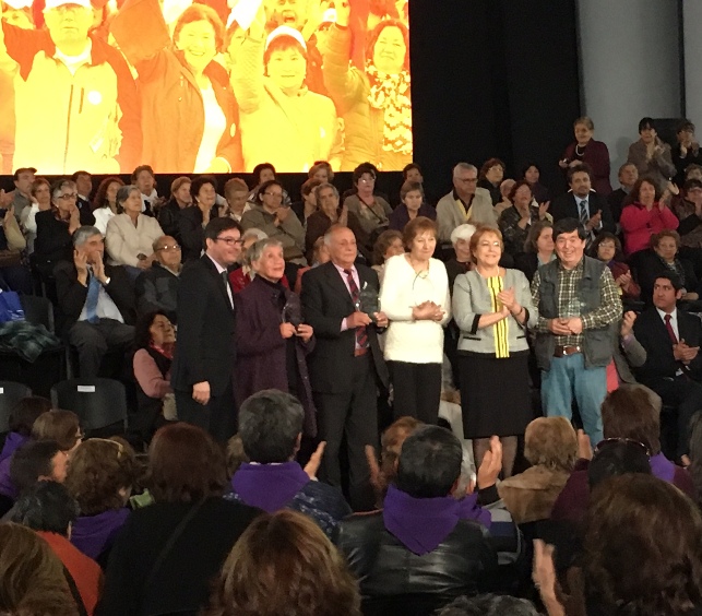 Presidenta Bachelet y Ministro Barraza junto a personas mayores reconocidos por su labor durante la celebración.