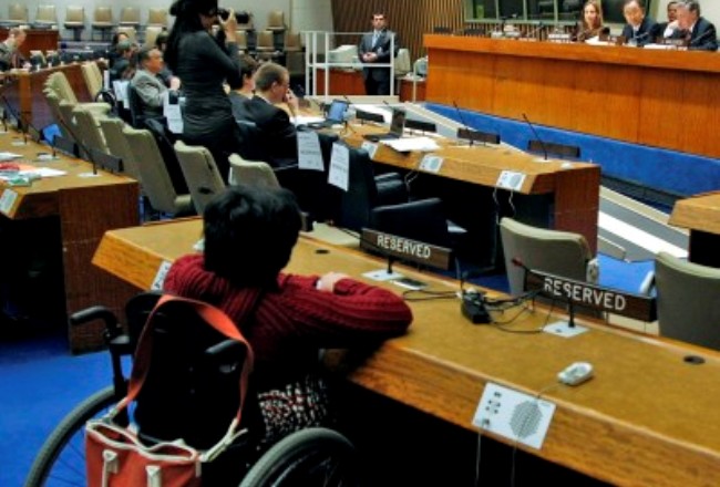 Imagen de persona con discapacidad usuaria de silla de ruedas en sesión de Naciones Unidas.