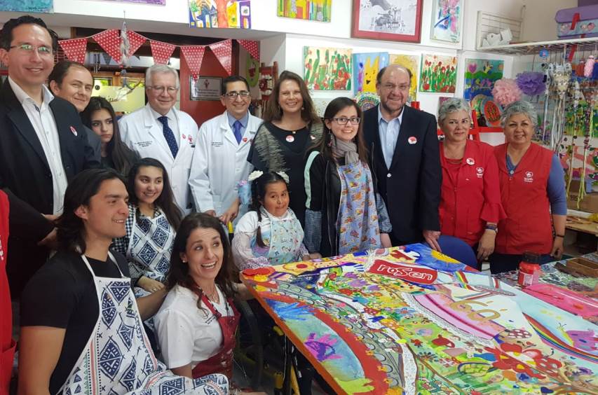 Ministro y Directora Nacional junto a pacientes de Teletón en el taller de arte. 