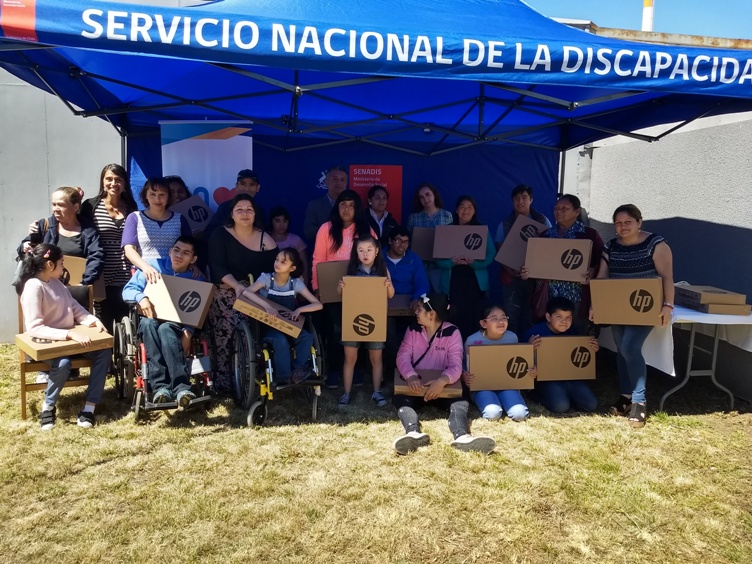 En La Araucanía Seremi Desarrollo Social y Directora regional de SENADIS realizaron entrega de notebook