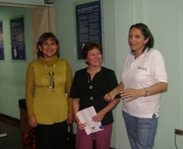 La profesional de Fonadis, Yasna Salvo junto a dos profesionales de la COMPIN