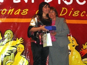 Inclusión Educativa:Fonadis entrega reconocimiento a viuda de Vicente Aliste Gómez