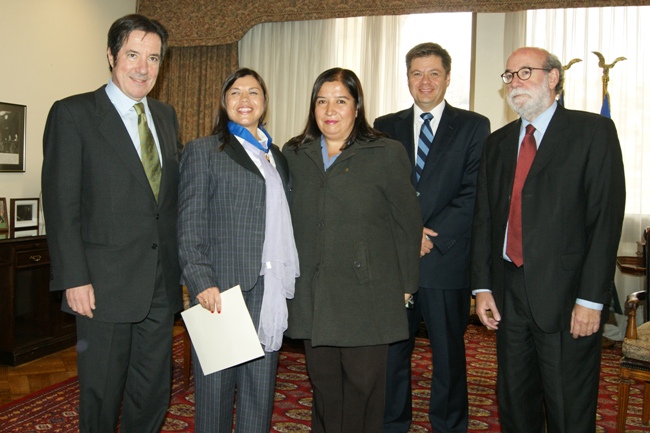 Autoridades junto a María Soledad Cisternas y su asistente. 
