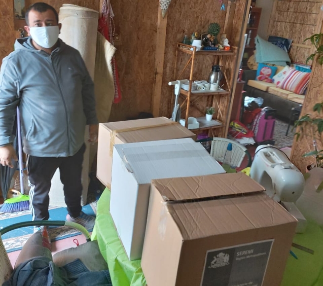 Juan Manuel Vilches junto a las cajas con alimentos entregadas por SENADIS.