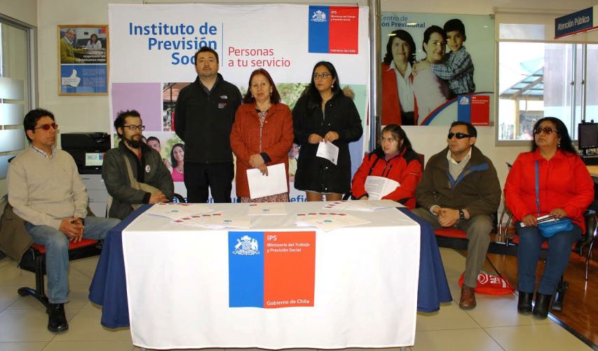 En Aysén Presentan folletería sobre beneficios previsionales en sistema Braille.