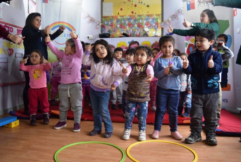 Niños y niñas del Jardín Infantil “Ayelen” realizan un circuito psicomotor.