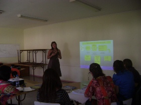 La Coordinadora Regional de Fonadis, Ximena Arancibia realizando la charla.