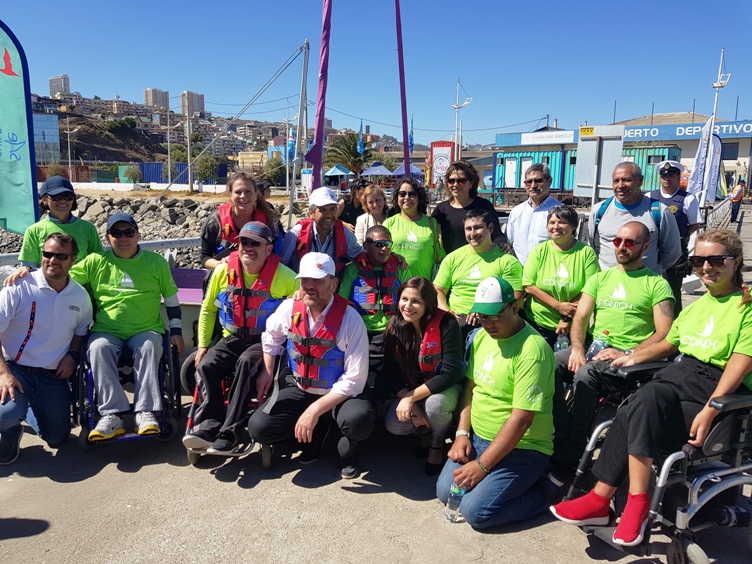 Autoridades junto a las personas que asistieron a la inauguración de la primera Semana de la Vela Inclusiva en Valparaíso.