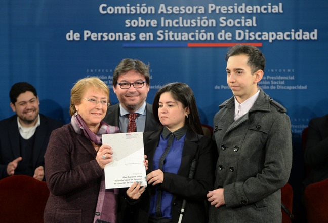 Presidenta Bachelet recibiendo el informe. 