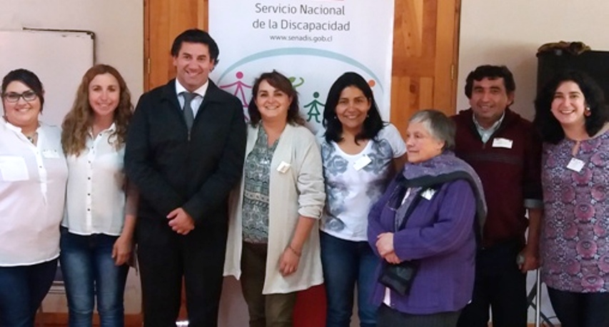 El Director Regional de SENADIS, Alejandro Pérez Oportus, junto a personas que participaron en la actividad.