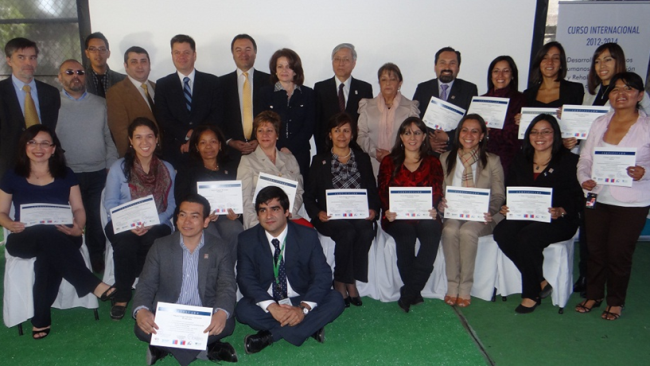 Autoridades junto a los becarios representantes de distintos países de Latinoamérica.