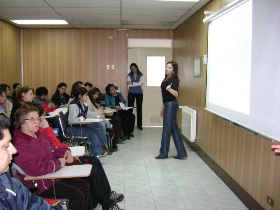 Aparece la Coordinadora Regional, Soledad Cárdenas, realizando su presentación.