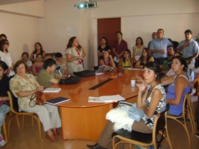 Aparece Sandra Rozas realizando el taller de capacitación a los ejecutores del Programa de Apoyo a Estudiantes con Discapacidad