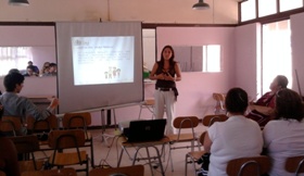La profesional Jocelyn Franco realizando la exposición a la comunidad educativa.