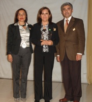 En la fotografía aparecen las autoridades regionales entregándole el premio a la presidenta de la 