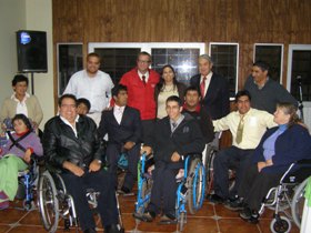 Ministro de Planificación junto a personas con discapacidad de Coronel que recibieron las ayudas técnicas 