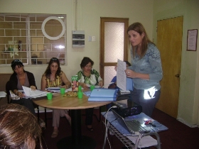 La Coordinadora de Antofagasta, Ximena Aranacibia, realizando la charla a las educadoras de la JUNJI.