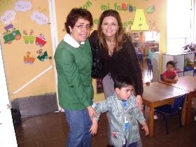 Ximena Arancibia junto a un niño con discapacidad y una de las educadoras del Jardín Infantil Tortuguina 