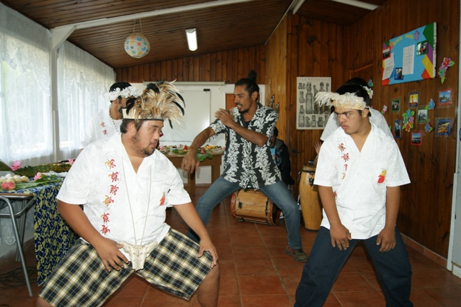 Alumnos del proyecto de integración del Colegio Lorenzo Baeza realizan un bailes Rapa Nui