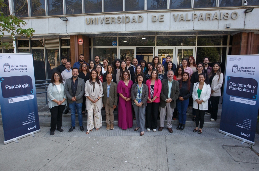 Foto grupal de los participantes en la ceremonia.