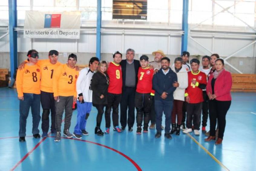 Autoridades junto a jugadores del Club Apolo de La Serena y Club Escorpión de Coquimbo.