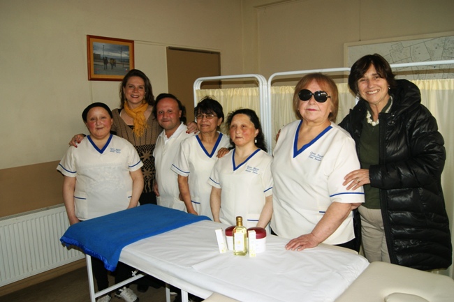 Directora Nacional de Senadis junto a masoterapeutas de la Clínica Ensueño