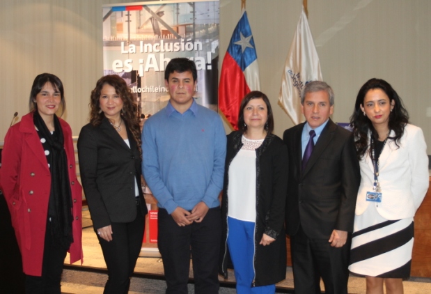 Directora Regional del Senadis junto a autoridades regionales en ceremonia de lanzamiento del Sello Chile Inclusivo.