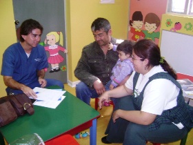 Los profesionales del Jardín Infantil junto a Dionisio Rojas y su hija Constanza Rojas.