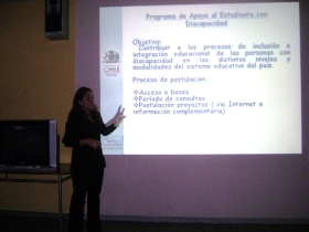 La profesional de Senadis, Jocelyn Franco realizando la charla.