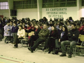 Soledad Cárdenas, representante de Senadis en la Región de Magallanes y Antártica Chilena, junto al equipo ejecutor del proyecto, comunidad educativa y apoderados.