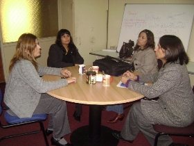 La Coordinadora de Senadis en la región de Antofagasta realizando la capacitación.