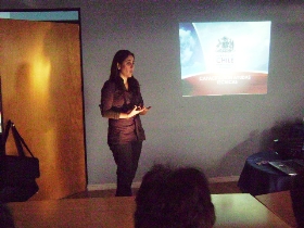 La profesional Jocelyn Franco realizando su presentación.