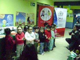 Niñas y niños realizan presentación artística en el lanzamiento de proyectos financiados a Junji. 