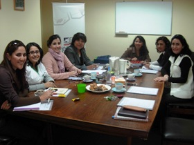 La profesional Jocelyn Franco, junto a las personas que conforman la mesa de trabajo.